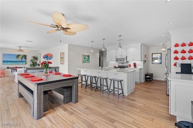 dining area featuring ceiling fan, light wood finished floors, recessed lighting, and baseboards