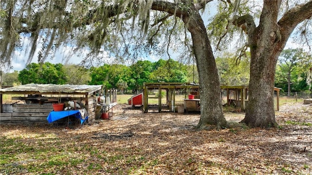 view of yard with an outdoor structure