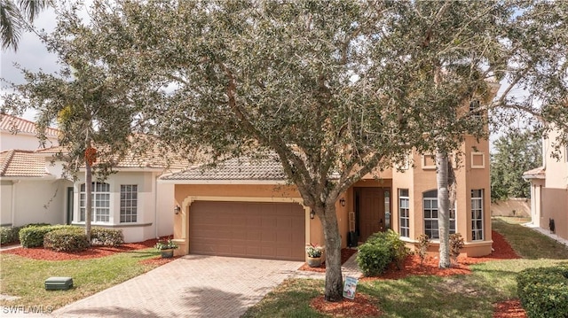 view of front of house featuring a front lawn and a garage