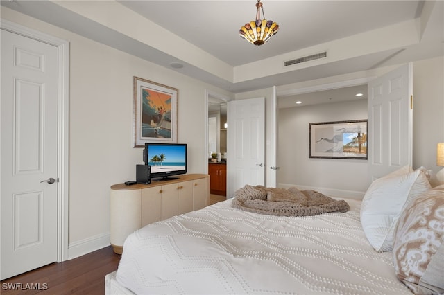 bedroom featuring dark wood-style flooring, recessed lighting, visible vents, and baseboards