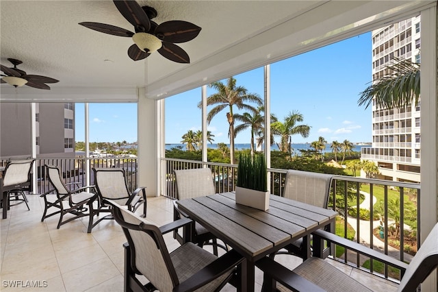 sunroom / solarium featuring a ceiling fan