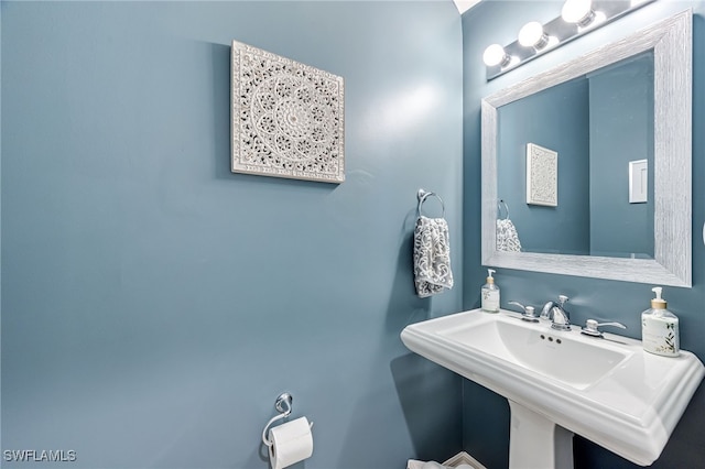 bathroom featuring a sink