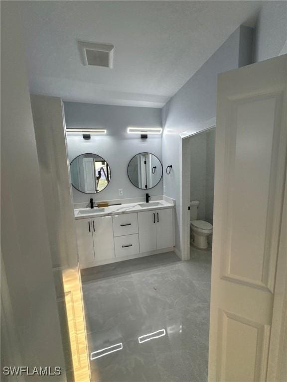 full bath featuring visible vents, a sink, toilet, and double vanity