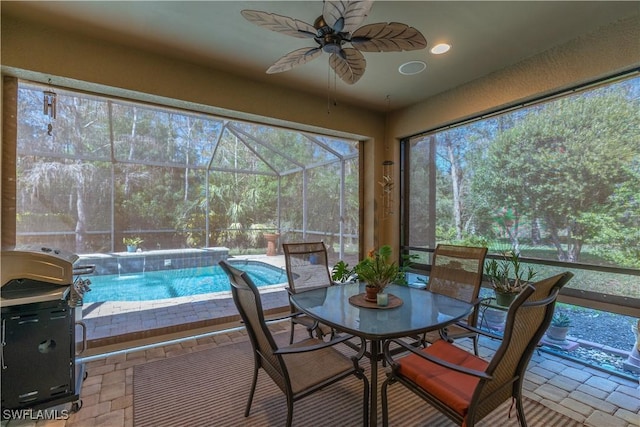 sunroom with ceiling fan