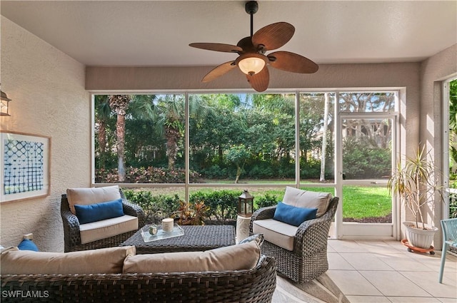 sunroom with ceiling fan