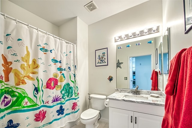 full bath with baseboards, visible vents, a shower with shower curtain, toilet, and vanity