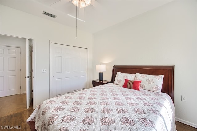 bedroom with visible vents, baseboards, a ceiling fan, dark wood-style floors, and a closet