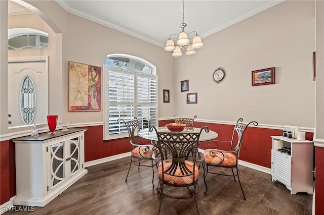 dining space featuring crown molding, dark hardwood / wood-style floors, and a notable chandelier