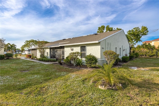 ranch-style home featuring a front lawn