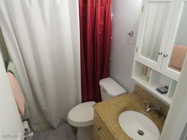 full bathroom with a shower with shower curtain, vanity, and toilet