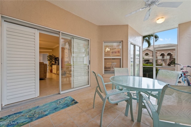 sunroom with ceiling fan