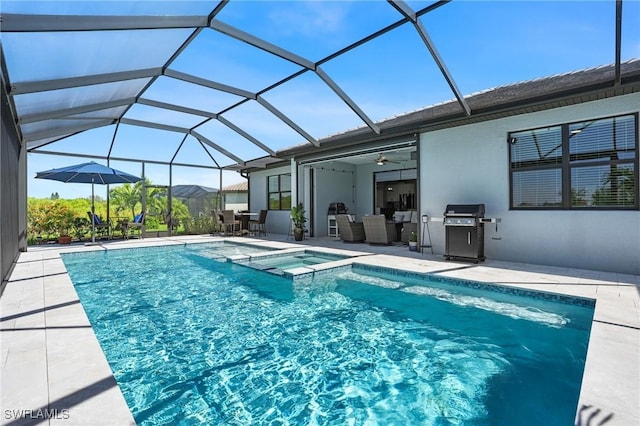 view of pool with a pool with connected hot tub, an outdoor hangout area, a patio area, ceiling fan, and a grill