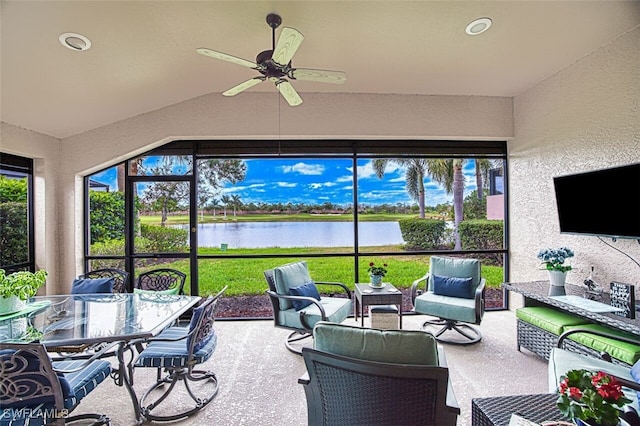 sunroom with ceiling fan