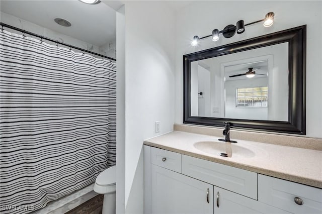 bathroom featuring a shower with shower curtain, vanity, and toilet