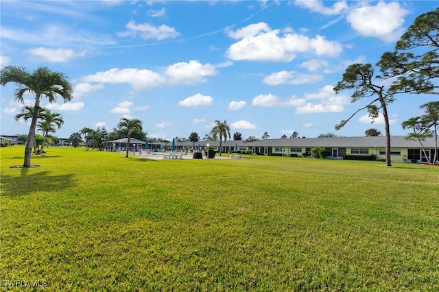 1050 Lake Mcgregor Dr Unit 6747, Fort Myers, FL 33919 - surrounding community featuring a yard