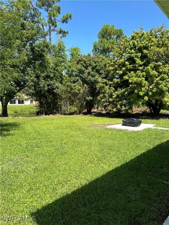 view of yard featuring an outdoor fire pit