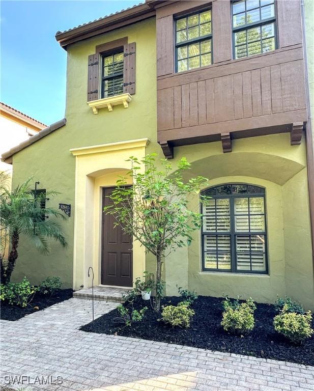 view of exterior entry with stucco siding