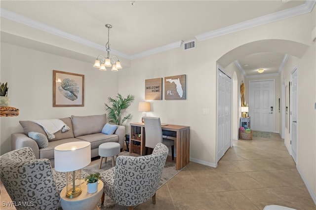 living room featuring arched walkways, light tile patterned floors, visible vents, ornamental molding, and baseboards