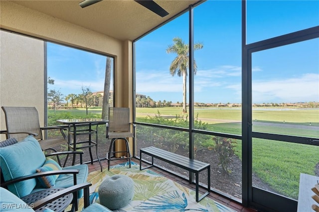 sunroom with ceiling fan