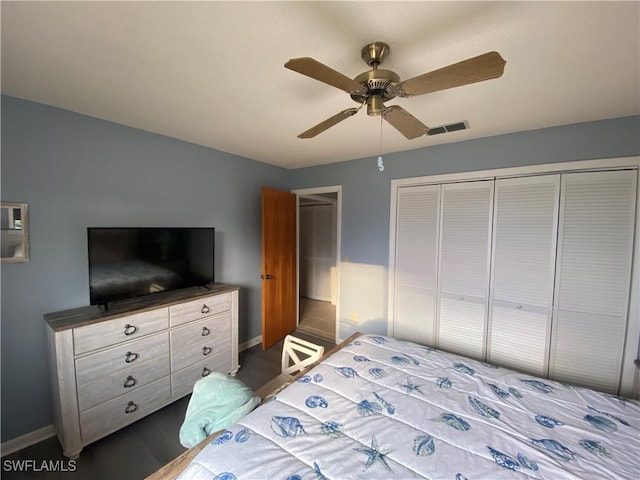 unfurnished bedroom with ceiling fan, a closet, visible vents, and baseboards