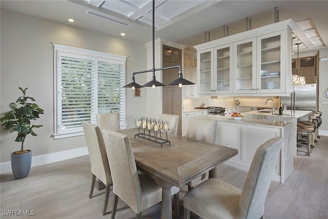 dining space featuring recessed lighting, baseboards, visible vents, and light wood finished floors