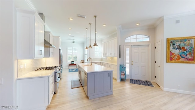 kitchen with light countertops, visible vents, decorative backsplash, appliances with stainless steel finishes, and light wood-style floors