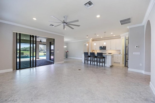 living area featuring ceiling fan, ornamental molding, visible vents, and baseboards