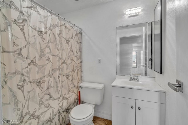 full bath featuring a shower with shower curtain, vanity, and toilet