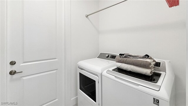 washroom featuring laundry area and washing machine and dryer