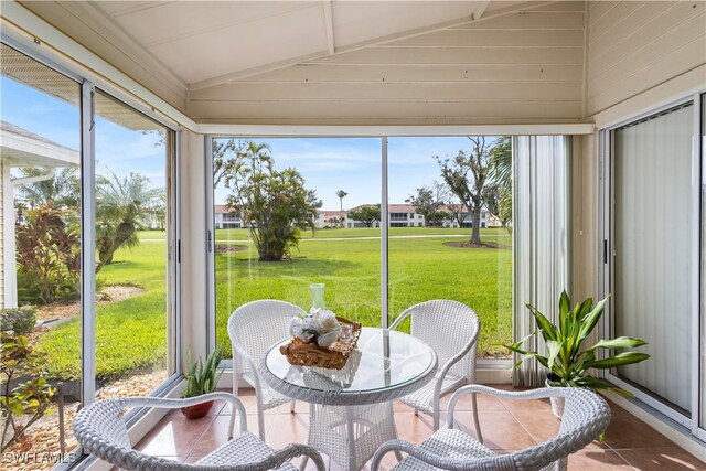 sunroom with lofted ceiling