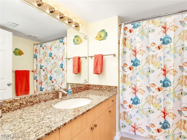 bathroom with a shower with shower curtain and vanity