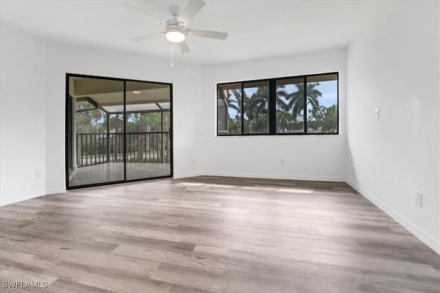 unfurnished room featuring light wood-style flooring, baseboards, and ceiling fan