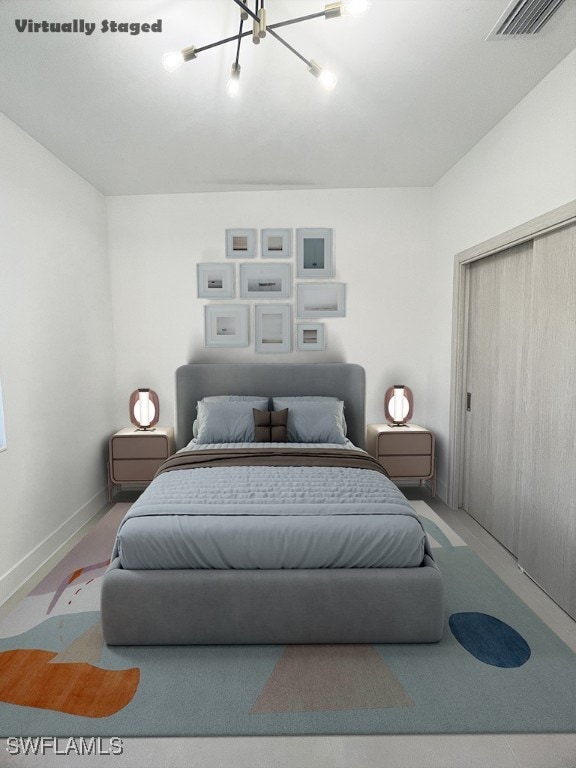 bedroom with an inviting chandelier, baseboards, visible vents, and carpet flooring