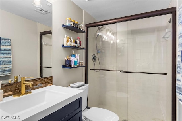 full bath featuring toilet, vanity, visible vents, backsplash, and a stall shower