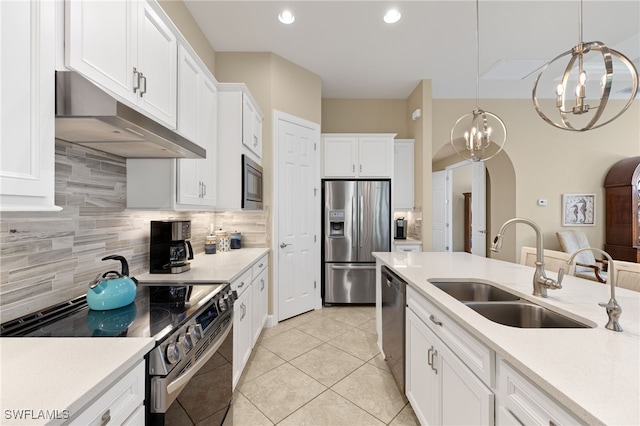 kitchen with stainless steel appliances, backsplash, a sink, a chandelier, and under cabinet range hood