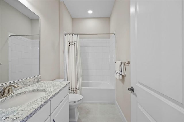 full bath featuring shower / tub combo with curtain, toilet, vanity, baseboards, and tile patterned floors