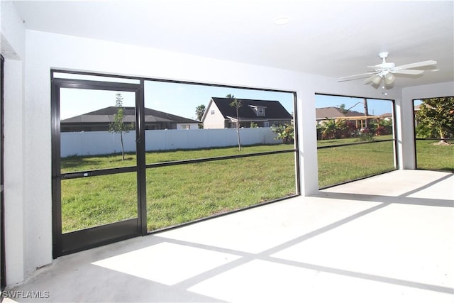 sunroom with ceiling fan