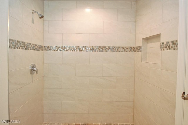 room details featuring a tile shower