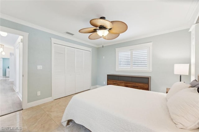 bedroom with a ceiling fan, baseboards, visible vents, a closet, and crown molding