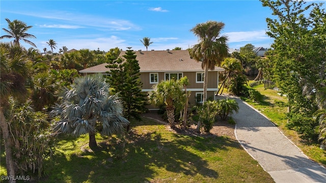 view of front of home with driveway and a front lawn