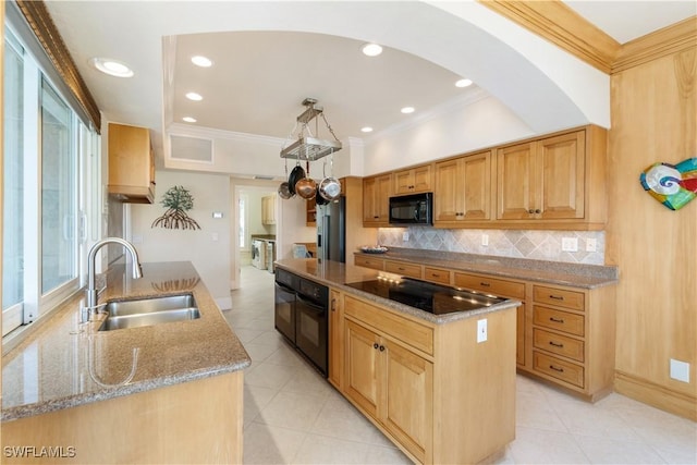 kitchen with visible vents, decorative backsplash, ornamental molding, a sink, and black appliances