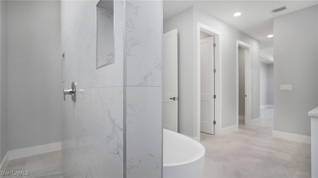 full bath featuring recessed lighting, a soaking tub, visible vents, and baseboards