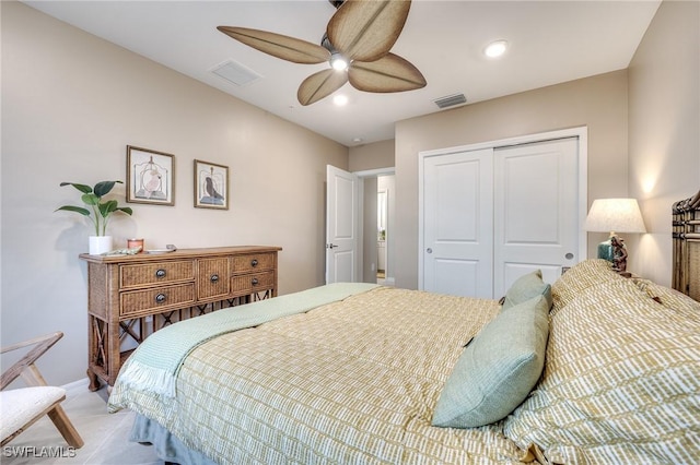 bedroom with baseboards, visible vents, a closet, and recessed lighting