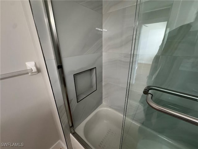 full bathroom with enclosed tub / shower combo