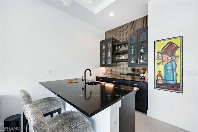 bar with recessed lighting, backsplash, a sink, wet bar, and baseboards