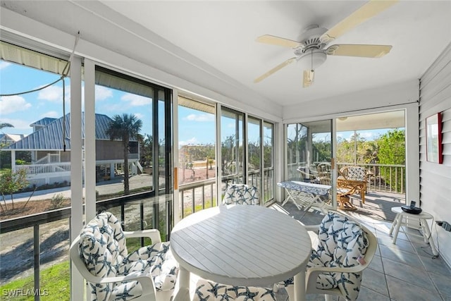 sunroom with ceiling fan