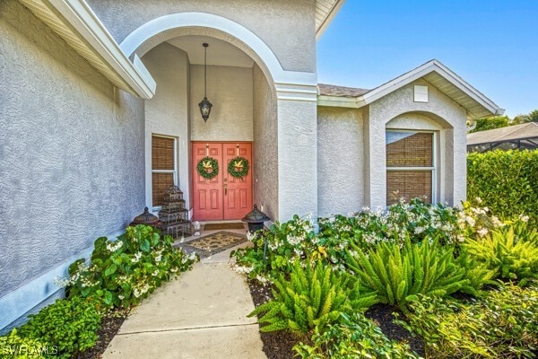 view of exterior entry featuring stucco siding