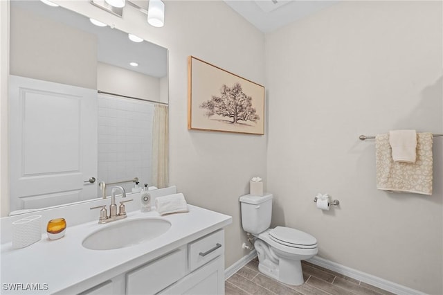 full bathroom featuring toilet, a shower with curtain, baseboards, and vanity