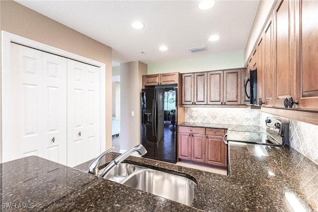 kitchen with recessed lighting, a sink, visible vents, backsplash, and black appliances