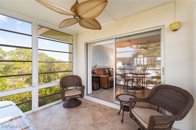 sunroom with ceiling fan